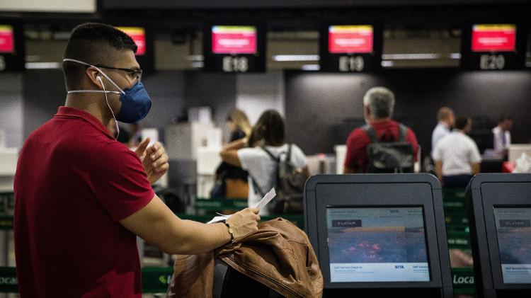 Passageiros e funcionários usam máscaras de proteção no Aeroporto Internacional de São Paulo, em Guarulhos, após primeiro caso do coronavírus no Brasil - Zanone Fraissat/Folhapress