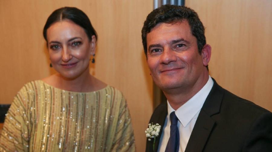 O casal Rosângela Moro e Sergio Moro. Ministro é a mais vistosa ausência na crise. Sua mulher exerce o estilo "blogueirinha" para cantar as glórias do marido. Os dois resolveram se opor a Bolsonaro no caso da quarentena. Sentem que o navio vai afundar - Foto: - Pedro Ladeira- 14.fev.20/Folhapress