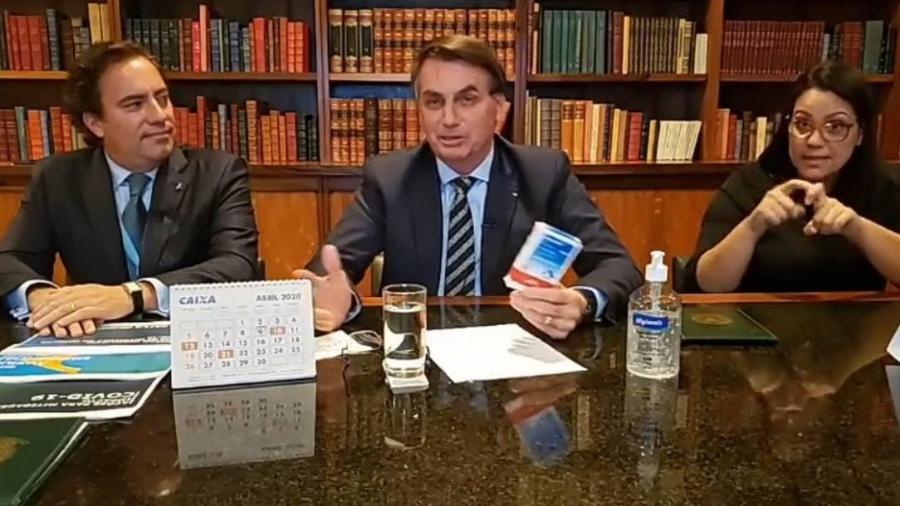 O presidente Jair Bolsonaro durante live ao lado do presidente da Caixa, Pedro Guimarães - Reprodução/Facebook
