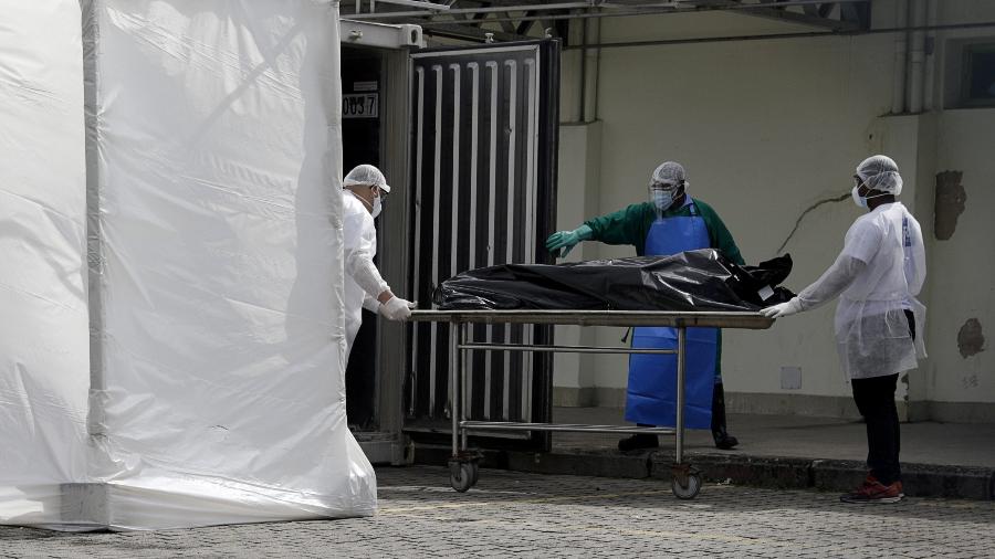 Funcionários de hospital no Rio de Janeiro (RJ) transportam corpo para câmara frigorífica - Ricardo Moraes