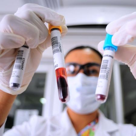 28.mai.2020 - Cientista em hospital em Atlacomulco, no México, segura amostras de sangue de pacientes suspeitos de infecção pelo novo coronavírus - Ricardo Castelan Cruz/ Eyepix Group/Barcroft Media via Getty Images