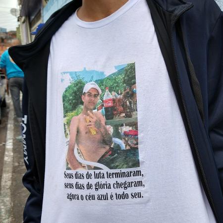 Jovem do Parque Bristol, na zona sul de São Paulo, usa camiseta em homenagem a Rogério Ferreira da Silva Júnior, 19, morto por um PM - Marcelo Oliveira/UOL