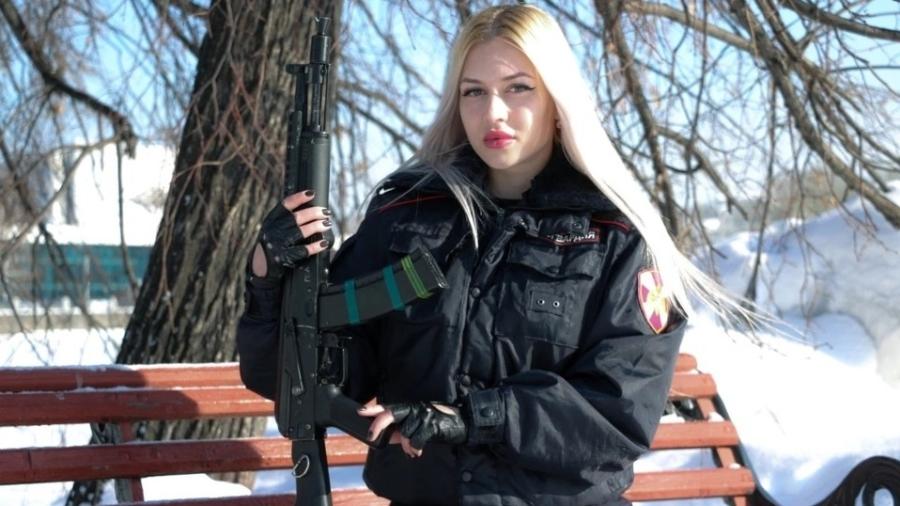 Anna Khramtsova, de 32 anos, foi expulsa do serviço militar russo após ganhar concurso de beleza - Reprodução/east2westnews