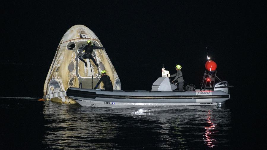 'Nave' Dragon sendo recuperada no mar após retorno à Terra 'Nave' Dragon sendo recuperada no mar após retorno à Terra