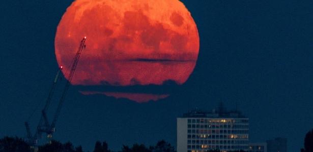 Por que a Lua fica laranja de vez em quando? Ela pode ficar azul ou rosa?