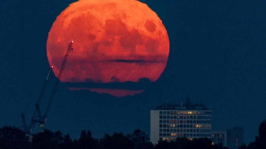 20.set.2021 - A lua alaranjada aparece em Birmingham, na Inglaterra - Jacob King/PA/Getty Images