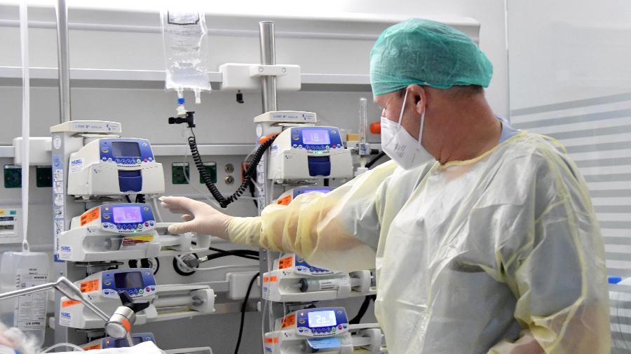 17.nov.2021 - Médico atende paciente em UTI em hospital na Áustria durante a pandemia da covid-19 - Barbara Gindl/APA/AFP
