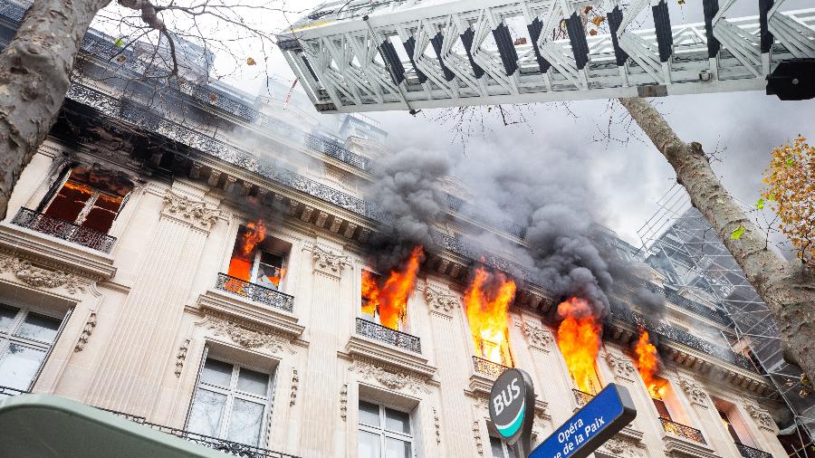 20/11/2021 - Fumaça e chamas espalhadas em um prédio na Boulevard des Capucines em Paris, na França - AFP PHOTO / C.Nicolas / Brigade de Sapeurs-Pompiers de Paris 