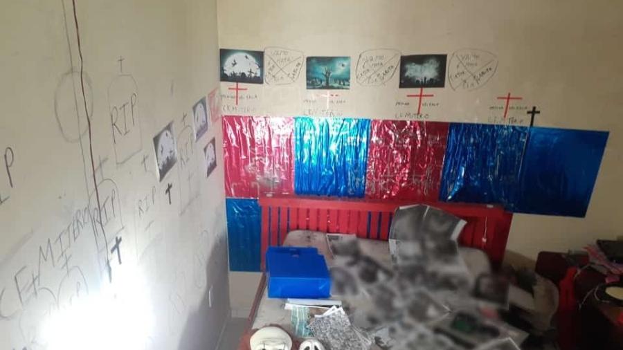 Quarto da casa do suspeito preso no RJ tinha imagens de pornografia infantil, desenhos de cruzes na parede e máscaras de filmes de terror - Polícia Civil do Rio de Janeiro/Divulgação