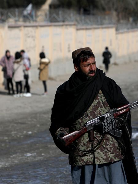Guarda do Talibã em rua de Cabul, no Afeganistão - Ali Khara/Reuters