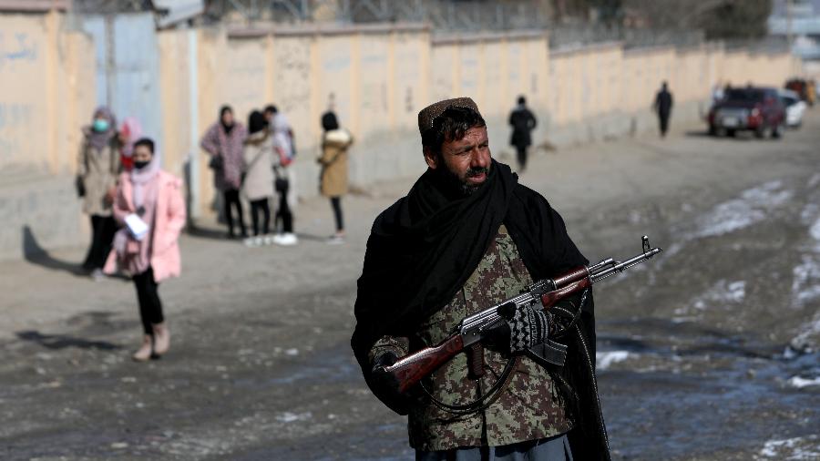 Guarda do Talibã em rua de Cabul, no Afeganistão - Ali Khara/Reuters
