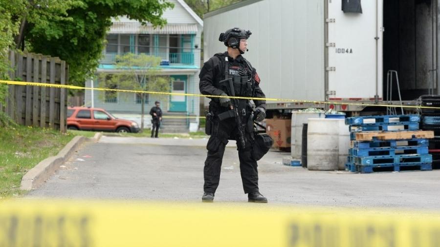 Policiais isolam locam onde ataque racista a tiros deixou ao menos 10 mortos em Buffalo, Nova York - John Normile/Getty Images via AFP