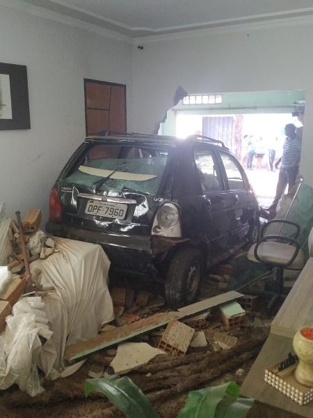 Carro que invadiu residência em Uberlândia (MG) - Divulgação