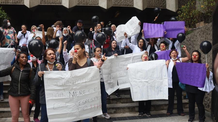 Protesto de enfermeiros na Avenida Paulista em São Paulo (SP), nesta quarta-feira (21), contra a suspensão do piso salarial. - Gabriel Silva/Futura Press/Estadão Conteúdo