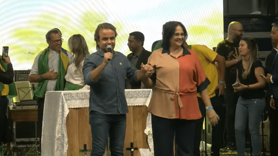 17.out.2022 - Eros Biondini e Dmares Alves em evento católico em Brasília - Reprodução/YouTube