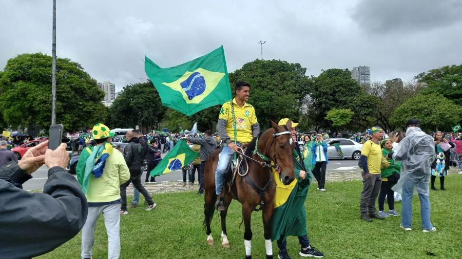 Um apoiador de Bolsonaro foi a cavalo do bairro Vila Nova Cachoeirinha, na zona norte de São Paulo, até a manifestação no Ibirapuera, zona sul da cidade - Juliana Arreguy/UOL