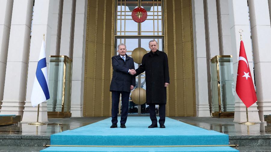 O presidente da Finlândia, Sauli Niinistö (à esquerda), e o presidente da Turquia, Tayyip Erdogan (à direita), apertam as mãos durante cerimônia na Turquia - 17.mar.2023 - Murat Cetinmuhurdar/Ppo/Via Reuters