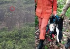 Cachorro preso em penhasco é resgatado por bombeiros de rapel no Ceará - Corpo de Bombeiros do Ceará/Reprodução 