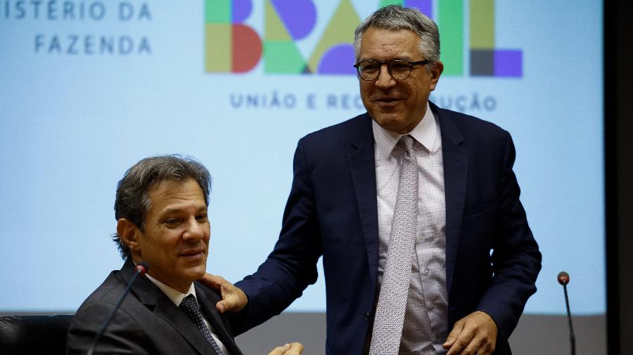 Na foto, o ministro das relações institucionais, Alexandre Padilha, chega e cumprimenta o ministro Haddad - Por Lisandra Paraguassu