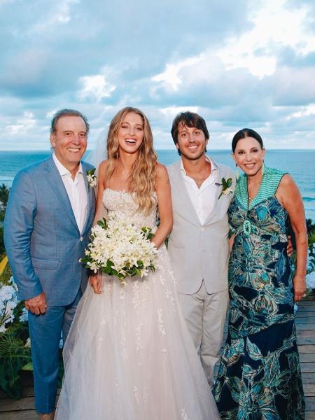 O banqueiro Binho Bezerra e a esposa, Luciana, no casamento de um dos filhos, Marcelo, com a influenciadora Marcella Minelli em 2020