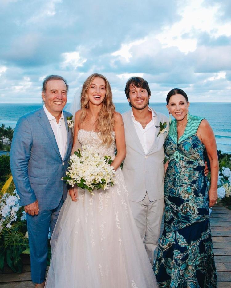 Binho Bezerra, e a esposa, Luciana, no casamento de um dos filhos do casal, Marcelo, com a influenciadora Marcella Minelli em 2020