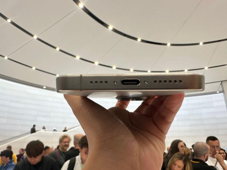 Detalhe do conector USB-C no lugar do Lightning