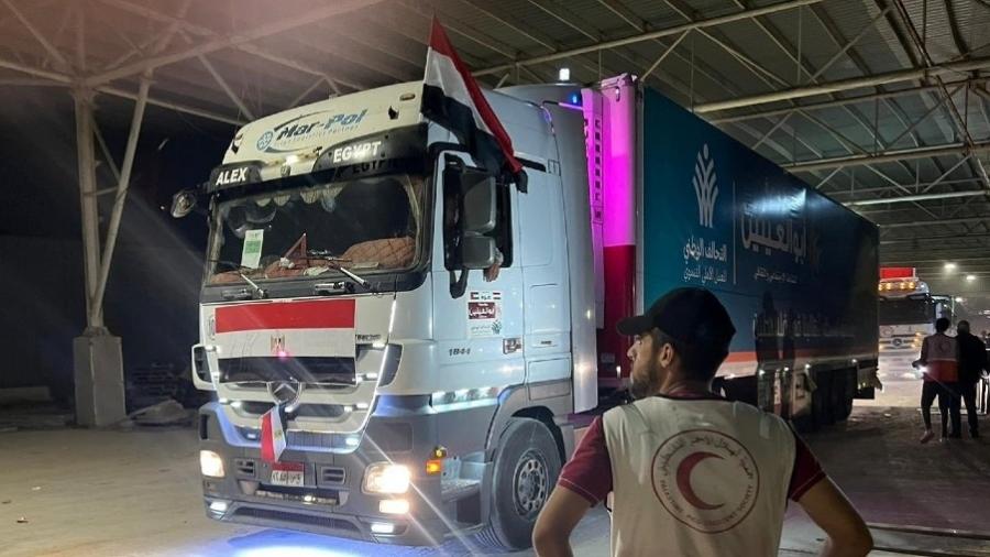Caminhão com ajuda humanitária na passagem de Rafah, Faixa de Gaza, segundo a organização Crescente Vermelho Palestino