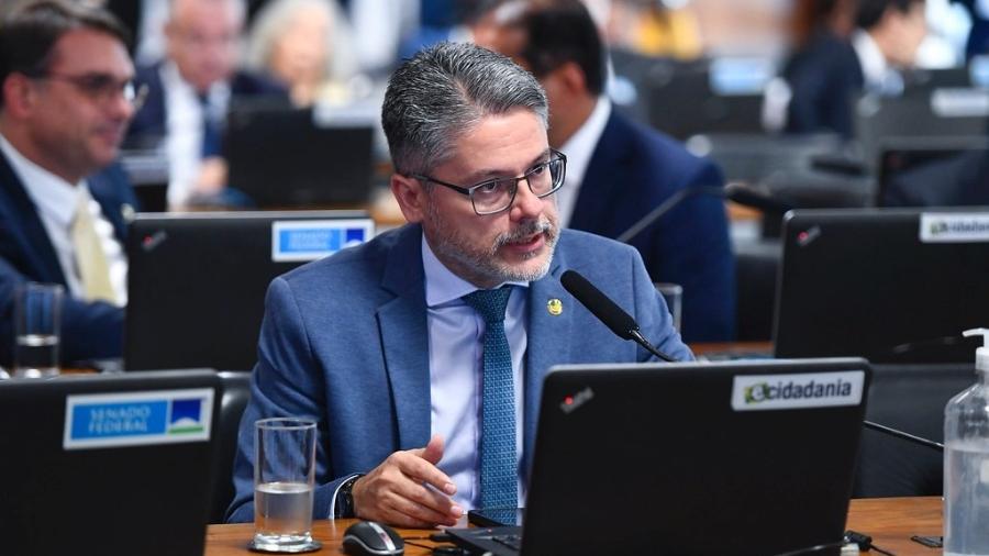 Senador Alessandro Vieira (MDB-SE), relator do projeto de lei de taxação dos super-ricos