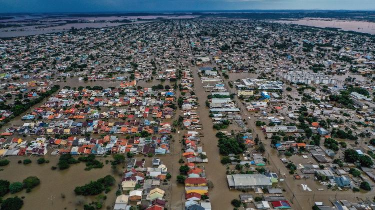 8.mai.2024 - Ruas do bairro Mathias Velho na cidade de Canoas afetadas pelas chuvas no Rio Grande do Sul