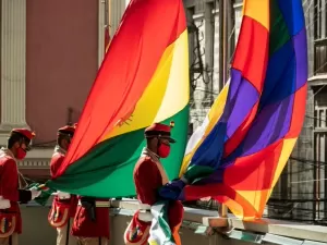 Por que a Bolívia tem duas capitais e mais de uma bandeira?