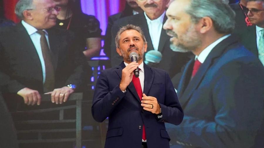 Elmano anunciou bíblias em escolas públicas do Ceará em evento pentecostal em Fortaleza