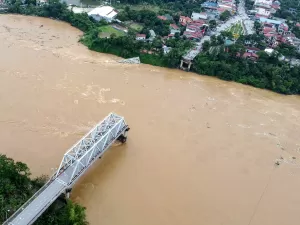 Ponte desaba após tufão no Vietnã, e caminhão é arremessado para rio; vídeo