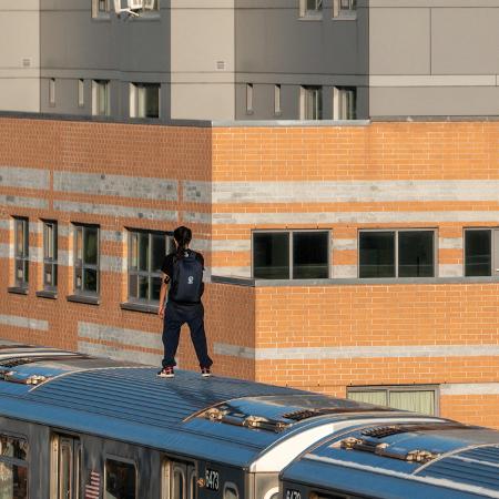 Foto de 2023 mostra pessoa "surfando" no metrô de Nova York