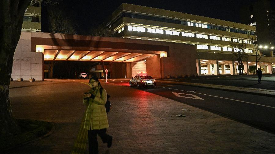 Polícia na entrada do campus Tama da Universidade Hosei depois que uma mulher agrediu colegas com um martelo dentro de uma sala de aula, em Machida, em 10 de janeiro de 2025