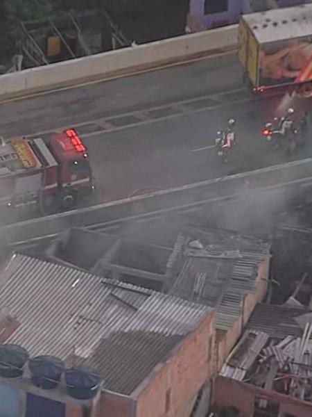 Incêndio na Favela do Chaparral, na Penha, zona leste de SP, é controlado. Incêndio na Favela do Chaparral, na Penha, zona leste de SP, é controlado.