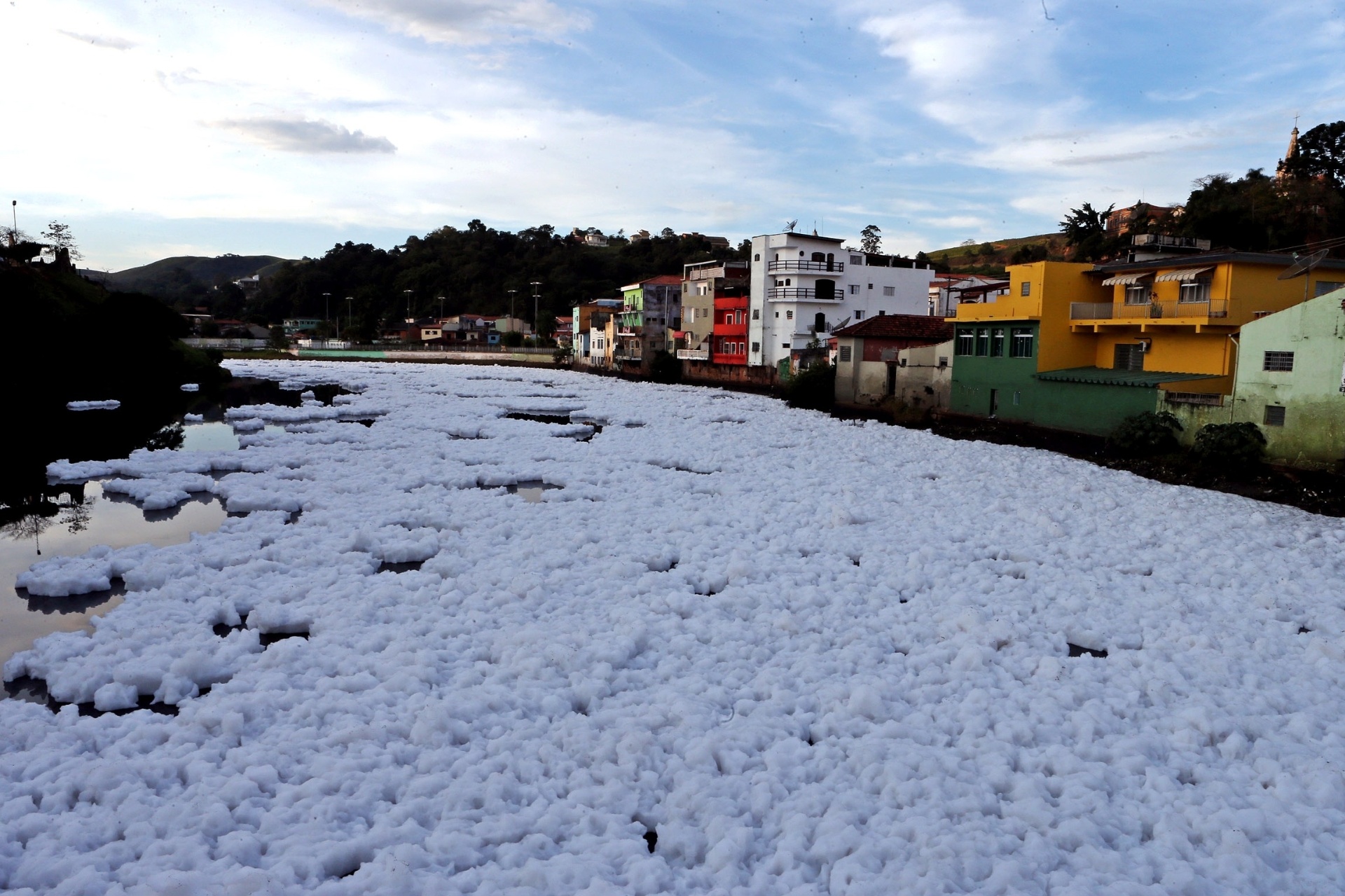 Espuma de poluição do rio Tietê invade ruas de Pirapora do Bom Jesus ...