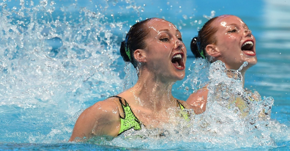 30.jul.2015 - O dueto canadense Jacqueline Simoneau e Karine Thomas competem na final de nado sincronizado, durante o Mundial de natação Kazan 2015, na Rússia