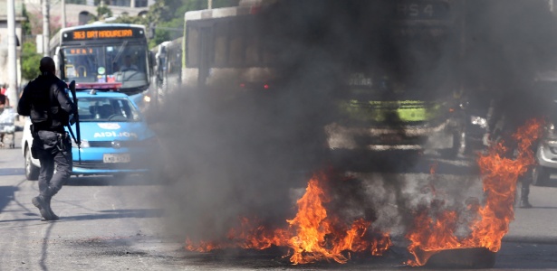 Manifestantes mais exaltados atearam fogo a objetos e depredaram um ônibus - Guilherme Pinto/Agência O Globo