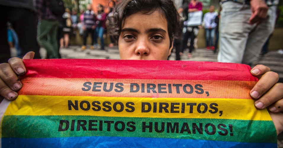 25.ago.2015 - Manifestantes que integram diversos movimentos sociais reunidos diante do prédio da Câmara Municipal, no centro de São Paulo, onde acontece a segunda votação do Plano Municipal de Educação, nesta terça-feira (25)