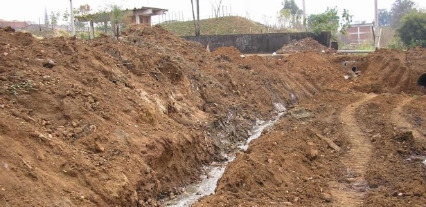 Obra no córrego Tijuco Preto, em São Carlos (SP) - Renato Anelli/Arquivo Pessoal - Renato Anelli/Arquivo Pessoal