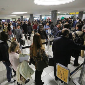 Com a inspeção mais rigorosa, os passageiros de voos domésticos enfrentam longas filas para embarcar no aeroporto de Congonhas, em São Paulo - Nelson Antoine/ Framephoto/ Estadão Conteúdo