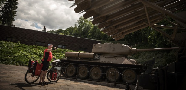 3.jul.2017 - Turista Benjamin Langhammer tira fotos de um memorial da Segunda Guerra Mundial em Seelow, na Alemanha - Gordon Welters/The New York Times