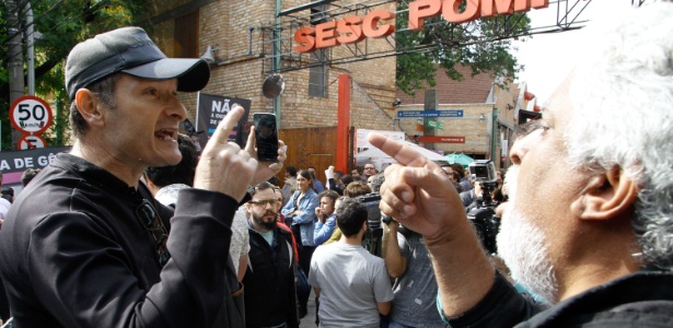 Manifestantes contrários e também apoiantes a Butler participam de ato no Sesc Pompeia - Fábio Vieira/Fotorua/Estadão Conteúdo