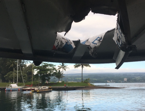 O barco ficou com um buraco no teto e uma das grades também foi danificada - AFP
