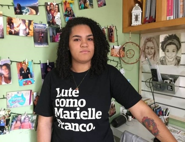 Luyara Santos fez uma tatuagem com o rosto de Marielle Franco; a adolescente conta que tem problemas para dormir e que toma antidepressivos para superar a morte da mãe  - Julia Dias Carneiro / BBC Brasil