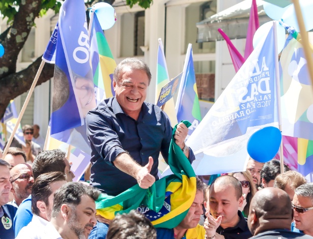 22.set.18 - Candidato à presidência Álvaro Dias (Podemos) faz caminhada pelo calçadão da Rua 15, no centro de Curitiba