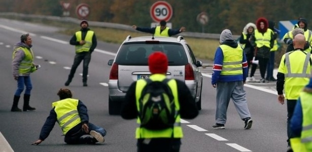 Um carro avança sobre um grupo de "coletes amarelos", os manifestantes franceses que estão paralisando vias contra aumento do preço do diesel na França - Reuters