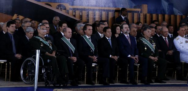 Resultado de imagem para Em despedida do Exército, Villas Bôas chora e é abraçado por Bolsonaro