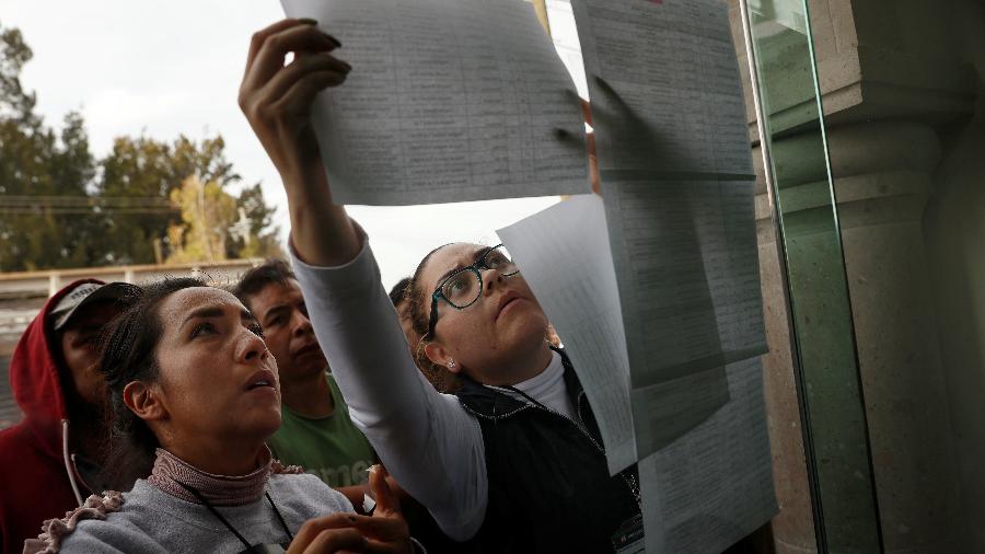 Mulher divulga lista de nomes de pessoas feridas na explosão de um oleoduto no México, em hospital da cidade de Tlahuelilpan - Henry Romero/Reuters