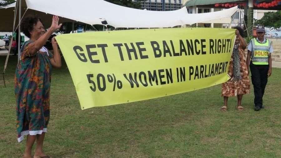 Mulheres em Vanuatu exigem representação igualitária: cartaz defende que mulheres ocupem metade das vagas no Parlamento - Getty Images